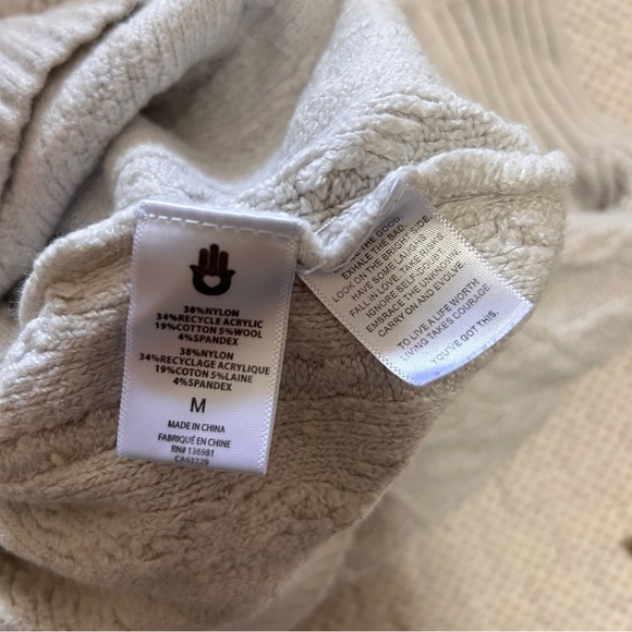 Elegant White Cable Knit Sweater - Picture 7 of 9